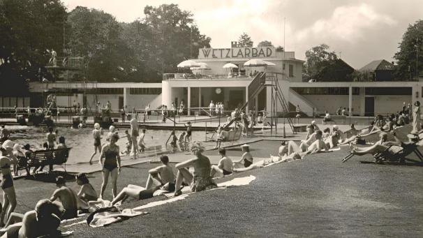 <p>Das Wetzlarbad prägte das soziale Leben der Eupener Bevölkerung in der Schönwetterzeit über 80 Jahre lang. Im Sommer lernten Generationen von Eupenern dort schwimmen oder trafen sich auf der Liegewiese, um sich gemütlich zu unterhalten.</p>