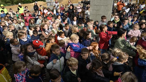 <p>Eine kleine Tanzeinlage auf der Baustelle: Die Herbesthaler Primarschüler feierten die Grundsteinlegung unterhaltsam.</p>