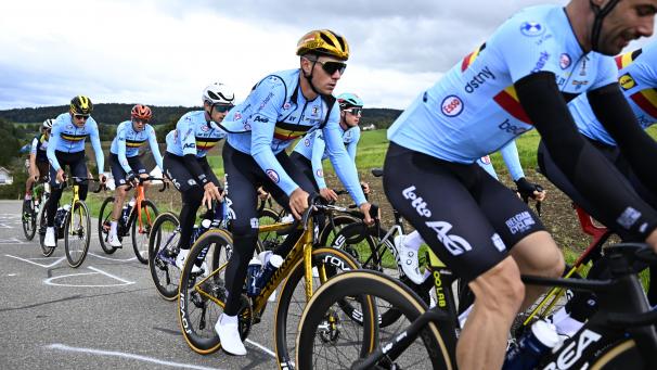 <p>Goldener Helm – und am Sonntag erneut die goldende Medaille? Evenepoel beim Training am Freitag.</p>