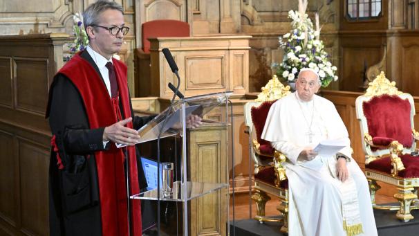 <p>Akademische Sitzung an der Uni Löwen: Papst Franziskus lauscht der Ansprache von Rektor Luc Sels.</p>
