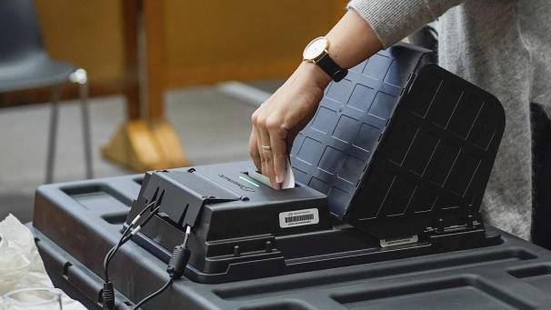 <p>Gewählt wird in den neun deutschsprachigen Gemeinden auch am 13. Oktober per Computer. Man hat allerdings die Möglichkeit, das Ergebnis seiner Wahl per Ausdruck zu überprüfen.</p>