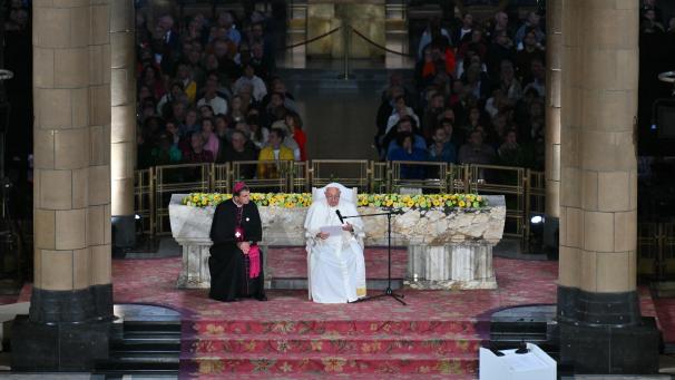 <p>Papst Franziskus (neben Erzbischof Luc Terlinden) in der Basilika von Koekelberg</p>
