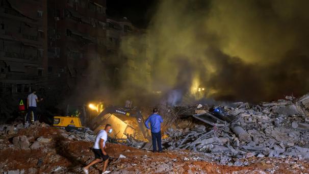 <p>Rettungskräfte versammeln sich nach einem israelischen Luftangriffs, auf das Hauptquartier der pro-iranischen Hisbollah, in den südlichen Vororten von Beirut.</p>