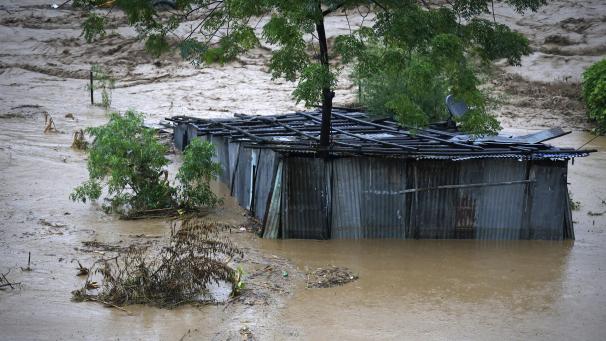 <p>Ein Blechschuppen steht am Rande des Bagmati-Flusses teilweise unter Wasser, nachdem es in Kathmandu stark geregnet hat.</p>