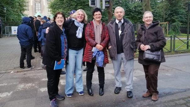 <p>Fünf der sechs Ostbelgier, die am Samstag der Begegnung mit Papst Franziskus in der Basilika von Koelberg beiwohnten (v.l.n.r.): Manuela Theodor, Anita Laschet, Myriam Keutgens, Jean Pohlen und Irma Heuschen</p>