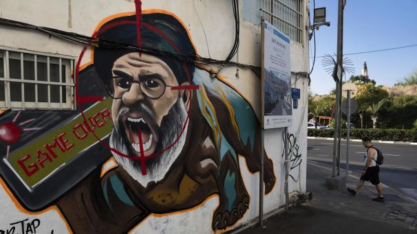 <p>Ein Mann geht an einem neu gemalten Graffiti des Hisbollah-Führers Hassan Nasrallah vorbei, einen Tag nachdem die Hisbollah bestätigt hat, dass ihr Führer bei einem israelischen Luftangriff getötet wurde.</p>