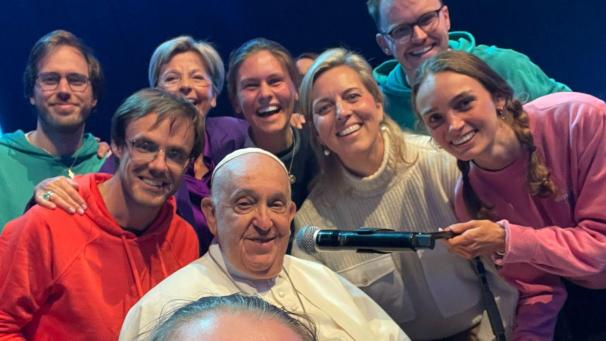 <p>Ein gut gelaunter Papst Fanziskus überrascht Jugendliche in Brüssel mit einem Kurzbesuch.</p>
