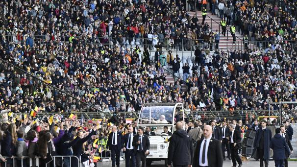 <p>Begeisterung auf den Rängen: Papst Franziskus dreht vor der Messe ein Runde mit dem Papamobil durchs Stadion.</p>