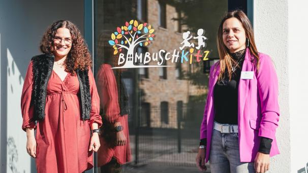 <p>Anna Pauels, Präsidentin der VoG Bambuschkitz (l.), und Viviane Leyens, Leiterin der Kinderkrippe, freuen sich dass die Kinderkrippe nun eröffnet ist. In den nächsten Wochen werden noch viele Kinder zur Eingewöhnung begrüßt.</p>