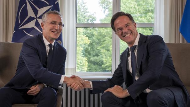 <p>NATO-Generalsekretär Jens Stoltenberg (l.) und der niederländische Premierminister Mark Rutte 2023 in Den Haag</p>