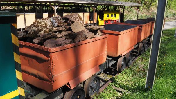 <p>Ausrangiert: eine alte Lore im Außenbereich des Museums der Mine Cockerill.</p>