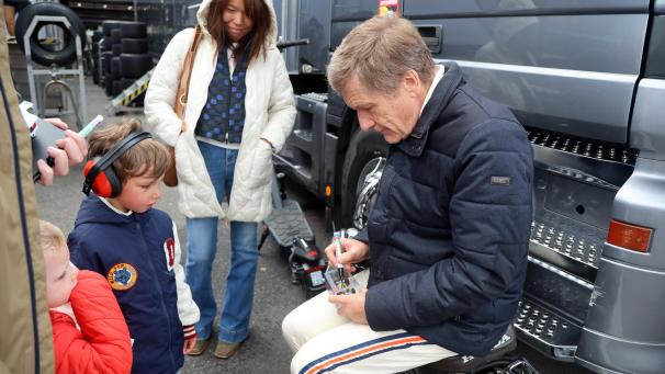<p>Thierry Boutsen schrieb viele Autogramme, auch für junge Fans.</p>