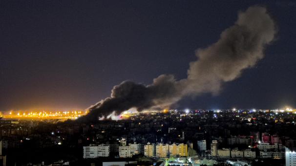 <p>Rauch steigt auf nach einem israelischen Luftangriff auf einen südlichen Vorort von Beirut, Libanon.</p>