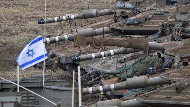 <p>Israelische Soldaten schlafen auf Panzern in einem Aufmarschgebiet im Norden Israels nahe der israelisch-libanesischen Grenze.</p>