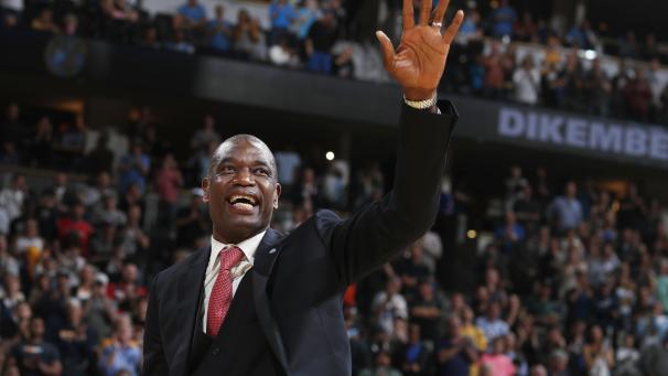 <p>Der ehemalige Center der Denver Nuggets, Dikembe Mutombo, winkt während der Halbzeitpause des NBA-Basketballspiels der Nuggets gegen die Portland Trail Blazers.</p>