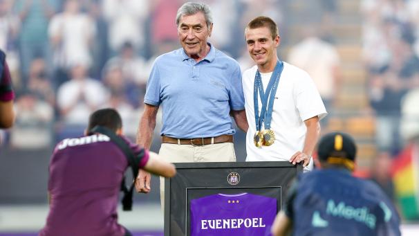 <p>Eddy Merckx im August gemeisam mit Doppel-Olympiasieger Remco Evenepoel im Stadion des RSC Anderlecht.</p>