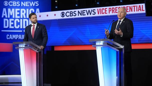 <p>Der republikanische Vizepräsidentschaftskandidat Senator J.D. Vance (l.) und der demokratische Vizepräsidentschaftskandidat Tim Walz nehmen an der Debatte teil, die von CBS News veranstaltet wird.</p>