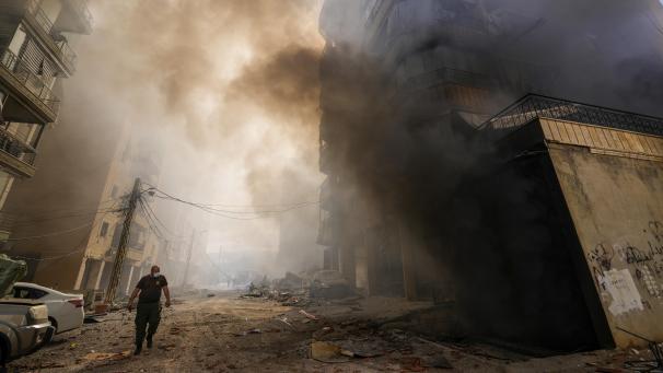 <p>Rauch steigt vom Ort eines israelischen Luftangriffs in Dahiyeh (Beirut) im Libanon auf.</p>