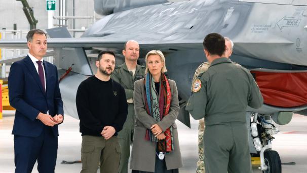 <p>Im vergangenen Mai weilte der ukrainische Präsident Wolodymyr Selenskyj (2. von links) zu einem Blitzbesuch in Belgien, wo er zusammen mit Premierminister De Croo (links) und Verteidigungsministerin Dedonder F-16-Piloten traf.</p>