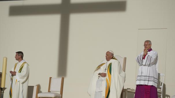 <p>Papst Franziskus (2.v.r) steht der Sonntagsmesse im König-Baudouin-Stadion vor.</p>