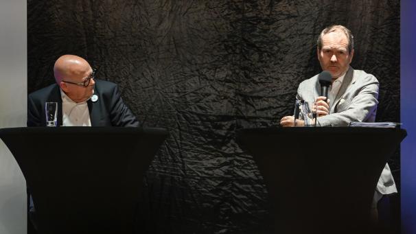 <p>Louis Goebbels (l.) und Luc Frank (r.) bei der GrenzEcho-Wahldebatte auf der Bühne der Patronage.</p>