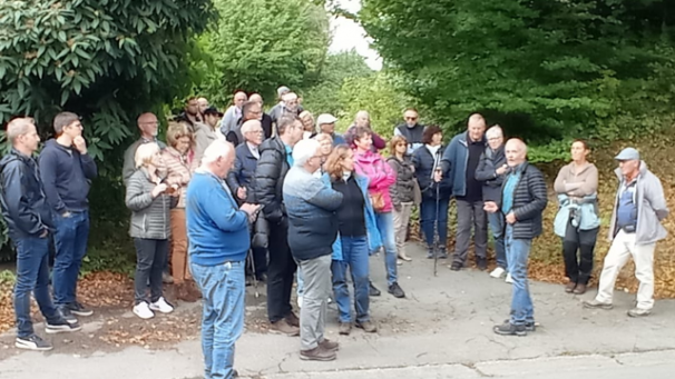 <p>Beim letzten Treffen der Gruppe des Dorfarchivs gehörte auch eine Wanderung durch Hauset dazu.</p>