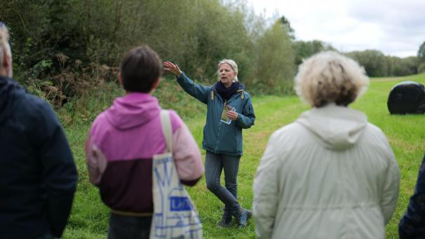 <p>Eine bessere Anpassung an Wetterextreme gehört für Ecolo zu den großen künftigen Herausforderungen in Eupen. Spitzenkandidatin Claudia Niessen (M.) erläuterte diese jüngst bei einem Spaziergang durch das Obachtal.</p>