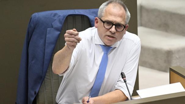 <p>Matthias Diependaele im flämischen Paralament</p>