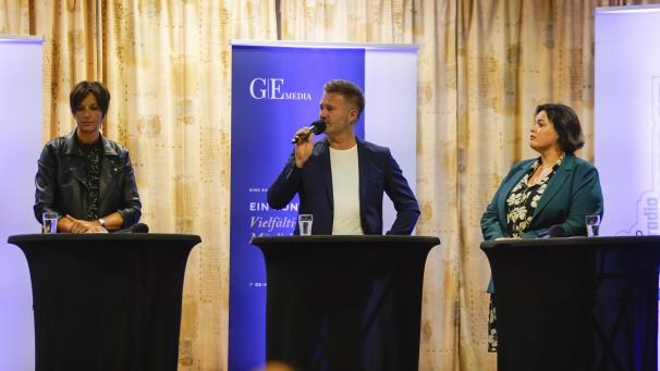 <p>Die Kandidaten auf der Bühne bei der Wahldebatte in der Gemeinde Bütgenbach - von links: Kathy Elsen, Daniel Franzen und Nadia Sarlette</p>
