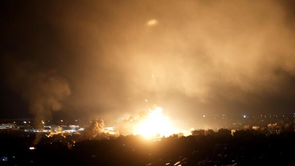 <p>Flammen steigen nach israelischen Luftangriffen in Dahieh bei Beirut auf.</p>