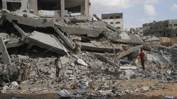 <p>Kinder stehen vor einemzerstörten Gebäude im Flüchtlingslager Dschabalija nach einem israelischen Angriff im nördlichen Gazastreifen.</p>