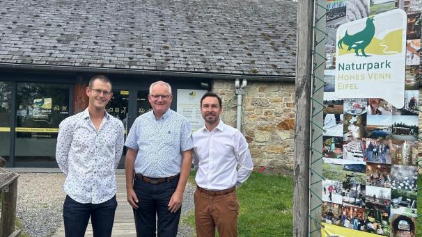 <p>Verwaltungsratspräsident Alfred Ossemann (Mitte) und Interimsdirektor Jérôme Aussems (rechts) konnten Sébastien Hoornaert (links) als neuen Generalkoordinator des Naturparks Hohes Venn-Eifel willkommen heißen.</p>