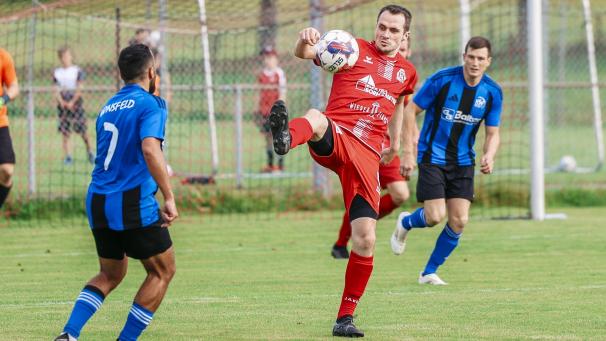 <p>Recht (Romain Bastin am Ball) will Weywertz die Kirmes vermiesen, Honsfeld ist zeitgleich gegen Amel gefordert.</p>