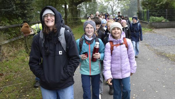 <p>Lehrerin Lynn Siffrin (vorne) führt die Schulklassen während der Wanderung von Raeren nach Eynatten.</p>