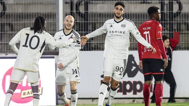 <p>Gedikli (r.) schießt die AS Eupen zum Sieg gegen den RFC Seraing.</p>