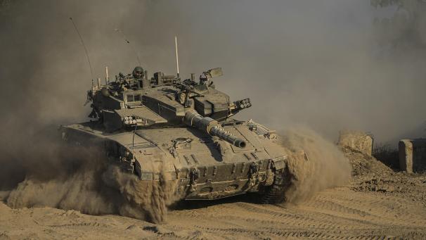 <p>Ein israelischer Soldat sitzt auf einem Panzer während einer Patrouille am Grenzstreifen.</p>
