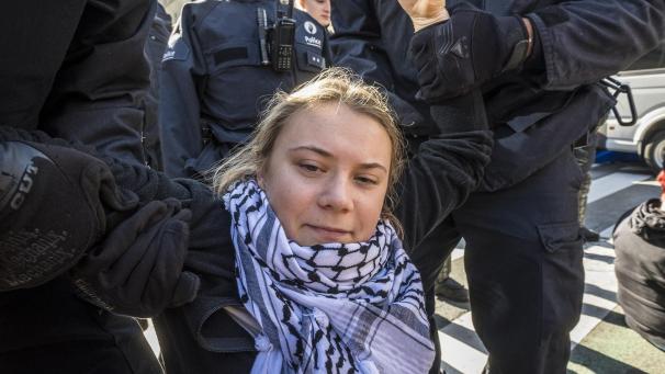 <p>Die schwedische Aktivistin Greta Thunberg blockiert mit anderen Aktivisten eine Straße im Stadtzentrum.</p>