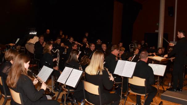 <p>Der Bütgenbach-Berger Verein beeindruckte die Zuhörer mit Werken aus seinem aktuellen Repertoire. Der Konzertabend stand zum vierten Mal unter der Leitung von Joris Rompen.</p>