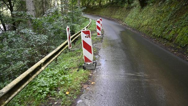 <p>Der Gemeindeweg Zum Steg in Auel war infolge von Hochwasserschäden teilweise abgesackt.</p>