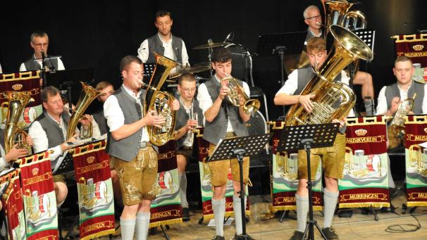 <p>Das instrumentale Solo des „Musikantentrios“ ging den Zuschauern unter die Haut.</p>