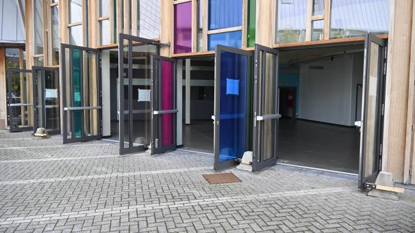 <p>Die Notausgänge im Eingangsbereich des Triangels wurden vergrößert und lassen sich nun mittels Pushbars von innen öffnen.</p>
