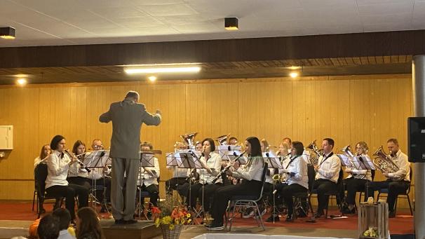 <p>Der erfahrene Dirigent Roland Smeets hat die Leitung der Spielgemeinschaft Rocherath-Krinkelt-Wirtzfeld übernommen und erlebte am Sonntag eine vielversprechende Konzertpremiere.</p>
