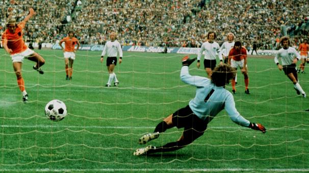 <p>Das erste Tor im Finale der Fußballweltmeisterschaft am 7. Juli 1974 im Münchener Olympiastadion fiel durch Foul-Elfmeter, von Johan Neeskens verwandelt, für die Niederlande.</p>