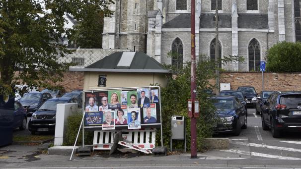 <p>Auf dem Parkplatz Frankendelle, im Schatten der Josefskirche, soll der Bankautomat künftig aufgestellt werden.</p>