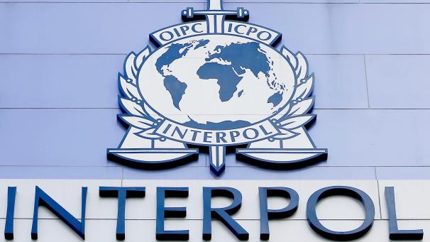 <p>Das Emblem von Interpol auf der Fassade eines Interpol-Gebäudes in Singapur.</p>