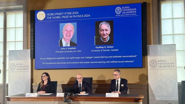 <p>Auf der Leinwand während der Pressekonferenz zur Bekanntgabe des Physik-Nobelpreises 2024 werden Bilder der Preisträger John J. Hopfield (l.) und Geoffrey E. Hinton gezeigt.</p>