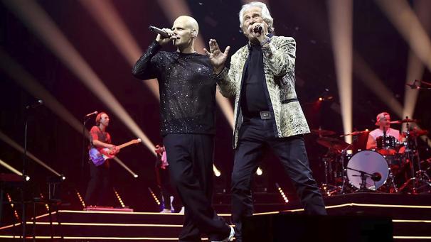 <p>Henning Krautmacher (vorne r.), der mit Oliver Niesen den Höhner-Hit „Schenk mir dein Herz“ interpretiert.</p>