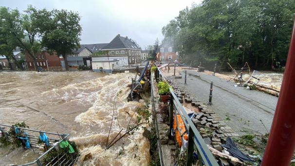 <p>Das Hochwasser hat im Juli 2021 massive Schäden in der Eupener Unterstadt hinterlassen. Der Wiederaufbau ist seither eine zentrale Aufgabe der kommunalpolitischen Entscheidungsträger.</p>
