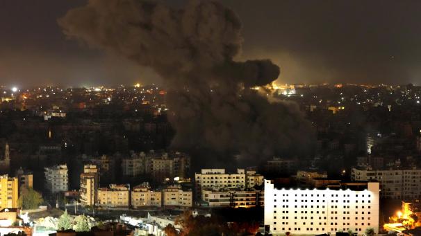 <p>Nach einem israelischen Luftangriff steigt in Dahieh Rauch auf.</p>