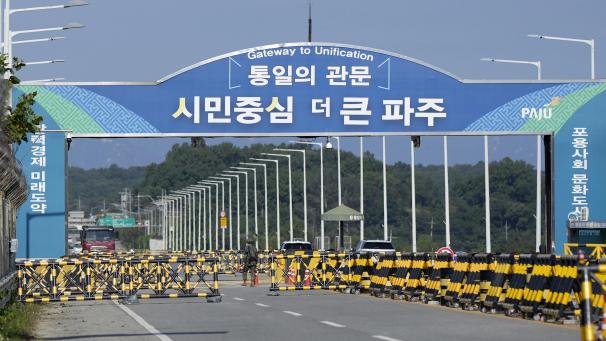 <p>Barrikaden stehen in der Nähe der Vereinigungsbrücke, die nach Panmunjom in der entmilitarisierten Zone in Paju führt.</p>